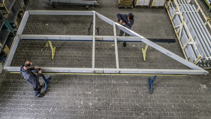 Die Fassade ist eine Sonderlösung von Freyler Metallbau: Die Lichtdurchlässigkeit (g-Wert) der schaltbaren Flüssigkristallgläser lässt sich elektronisch regulieren. - Freyler Metallbau