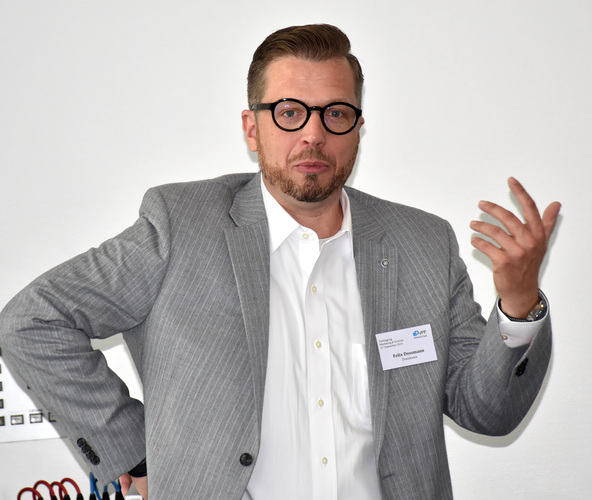 Digital und Social Media für Markenbildung, Kundenbindung und Personalakquise — aus der Praxis berichtete Felix Dossmann | Dossmann GmbH - Daniel Mund / GLASWELT