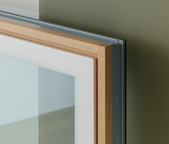 Cristal ist vielfältig: Cremeweiße Emaillierung trifft hier auf helles Naturholz. - Finstral