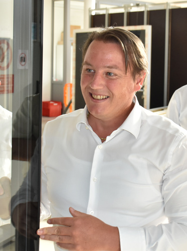 Joachim Oberrauch präsentiert am Firmensitz in Unterinn/Ritten oberhalb von Bozen den rahmenüberdeckenden Glasflügel - Daniel Mund / GLASWELT