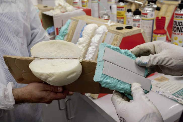 Ein Schnitt durch den zweikomponentigen PU-Schnellschaum Soudal “Schnellfest 2K“ (links) und den neuen, farbenfrohen “Soudafoam B2“. - Rainer Hardtke / GLASWELT