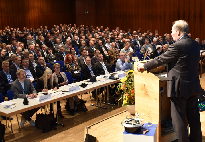 Zum letzen Mal: Prof. Sieberath eröffnet als Institutsleiter die Fenstertage 2019 - Daniel Mund / GLASWELT - © Daniel Mund / GLASWELT
