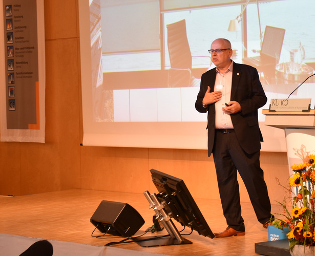 GLASWELT Redakteur Olaf Vögele nahm in Saal “Rosenheim“ in seinem Beitrag den Sonnenschutz in der Fassade unter die Lupe und zeigte Tücken bei der praktischen Nutzung. - Daniel Mund / GLASWELT