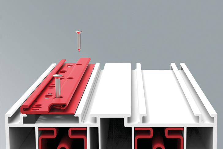 Schritt 1: Das neue Spezialverstärkungseisen 5608 wird oben auf dem Blendrahmen des Hebeschiebetürelements verschraubt. - © Exte
Schritt 1: Das neue Spezialverstärkungseisen 5608 wird oben auf dem Blendrahmen des Hebeschiebetürelements verschraubt. - Exte