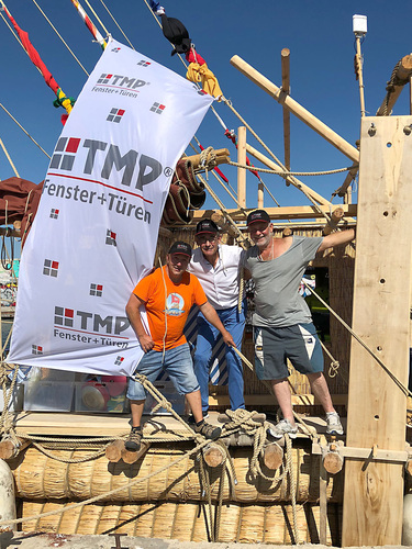 TMP-Geschäftsführer Bernhard Helbing (Mitte) reiste extra zum Stapellauf an und wünschte Dr. Görlitz (li) und Peter Schmolke (stv. Skipper) eine gute Reise - TMP Fenster