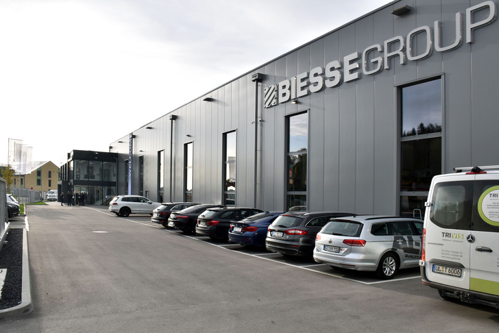 Der neue "Ulmer Campus" von Biesse liegt verkehrsgünstig genau dort, wo die Autobahn A7 auf die Bundesstraße B10 trifft. - Daniel Mund / GLASWELT - © Daniel Mund / GLASWELT
Der neue "Ulmer Campus" von Biesse liegt verkehrsgünstig genau dort, wo die Autobahn A7 auf die Bundesstraße B10 trifft. - Daniel Mund / GLASWELT - © Daniel Mund / GLASWELT