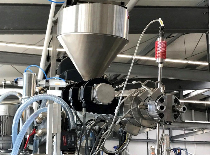 Mit neuen On-Top Co-Extrudern erweitert SLS seine Leistungsfähigkeit auf dem Gebiet innovativer Hart-Hart- und Hart-Weich-Materialverbunde. - SLS Kunststoffverarbeitung