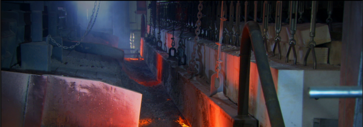 Ein Blick in die Floatanlage, in der Glas bei über 1500 Grad hergestellt wird, indem die Glas-Rohmasse über ein flüssiges Zinkbad geleitet wird, was zu optisch höchster Qualität führt.