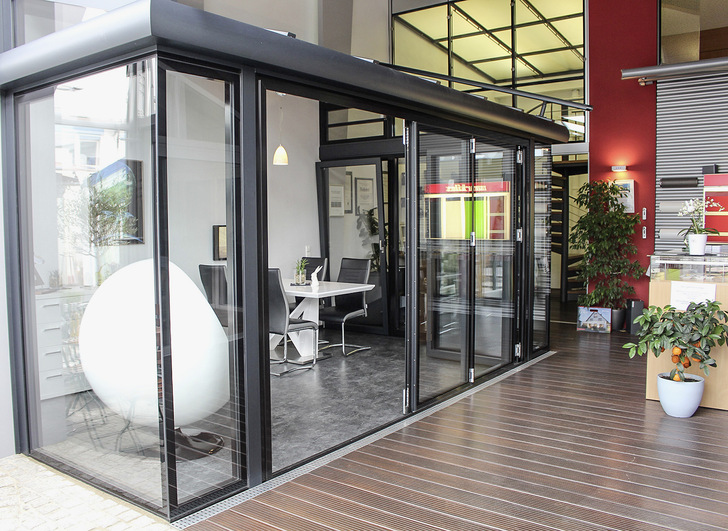 Die Ausstellung besteht seit über 15 Jahren und zeigt, dass sich auch in kleineren Räumlichkeiten ansprechende Showroom Konzepte umsetzen lassen.