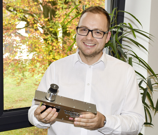 Alexander Schlegel, Leiter der Geschäftseinheit „High Level Solutions“ am Research- und Development Standort bei Moog Memmingen präsentiert die Vorzüge des ISA1. - © Foto: Daniel Mund / GLASWELT
