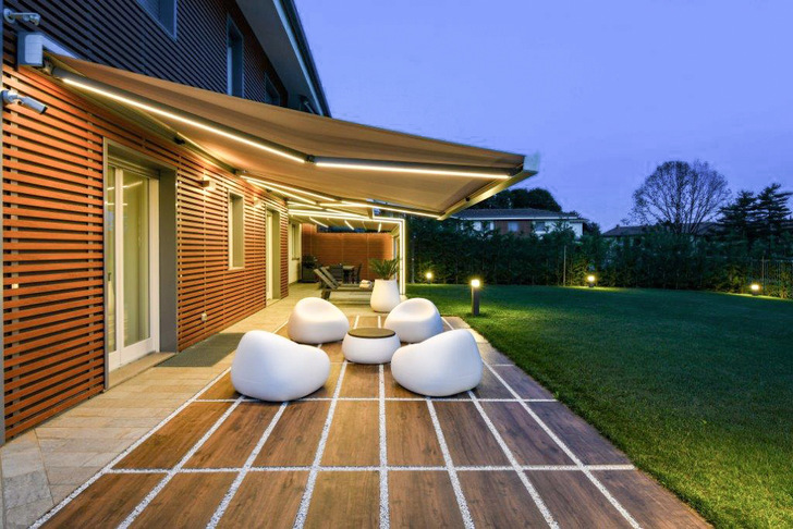 Mit dem neuen AKI-Arm vereint Qubica modernes Design mit einer neuen Gelenktechnik. Mit dem integrierten LED Streifen Beleuchtungssystem wird die Terrasse optimal ausgeleuchtet.