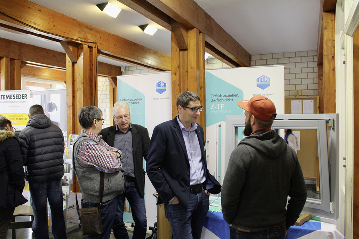 Blick in die umfangreiche Ausstellung der Hessischen Fenstertage in Bad Wildungen, an der sich 34 Unternehmen aus der Fensterbranche beteiligten.