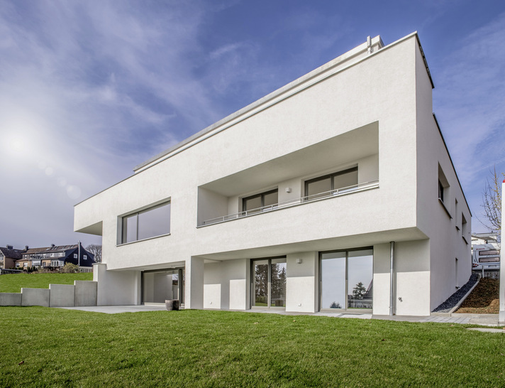 Das Einfamilienhaus aus den 1950er wurde im Rahmen der ener­getischen Maßnahmen zum Mehrfamilienhaus im KfW 55 Standard.