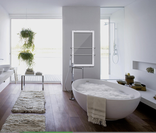 Für angenehme und sofortige Wärme sorgen die Glasheizungen von Schwan Glas, hier mit Handtuchhalter.