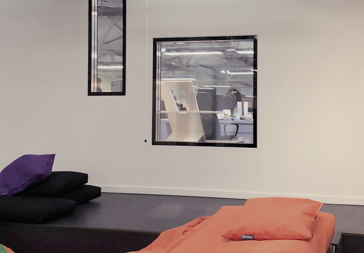 Beim Innenausbau der Lebenshilfe Werkstätte in Ingolstadt wurde die zugelassene Brandschutzverglasung Planline 30 TB verbaut, die Scheiben sind dort wandbündig in die Trockenbauwände eingesetzt.