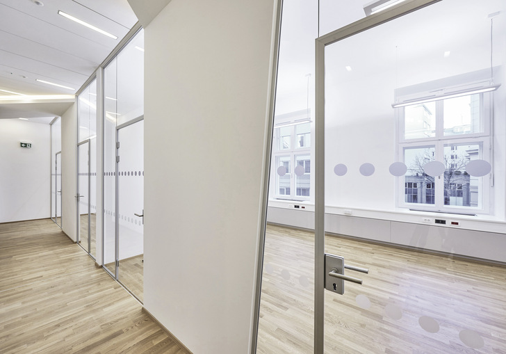 C.R. Laurence bietet ab sofort vorkonfektionierte Zargen-Sets für das Raumtrennsystem Office von Längle Glas an.