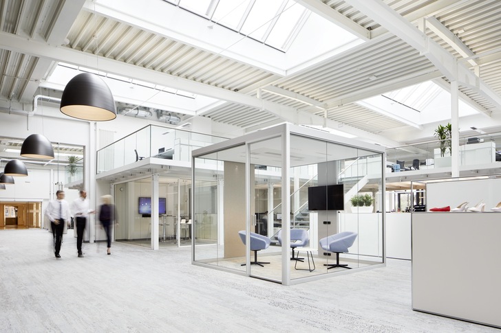 Gerade in in offenen Bürolandschaften werden zunehmend Raum-in-Raum Systeme für ungestörten Besprechungen eingebaut. Diese sogenannten Cubes von Bosse lassen sich jetzt mit den Tectus Glasbeschlägen von Simonswerk ausstatten.