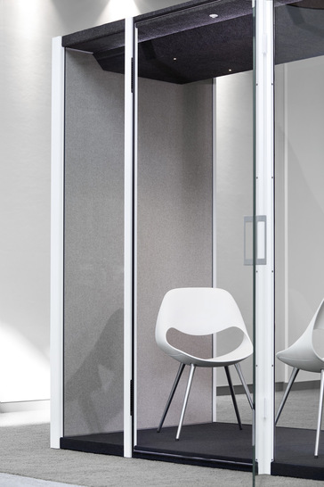 Der Tectus Glas Beschlag von Simonswerk gibt der Ganzglastür der Bosse Cubes eine filigrane Optik und erlaubt eine flächenbündige Integration des Türelements in die Glaskuben.