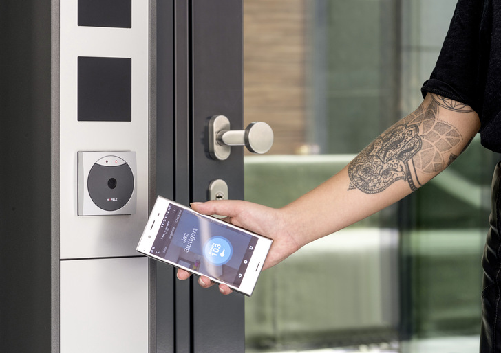 Die Vernetzung der Dialock Schließtechnologie mit Hotelbird erlaubt es u. a., das Smartphone als Zimmerschlüssel zum Öffnen von Türen zu nutzen.