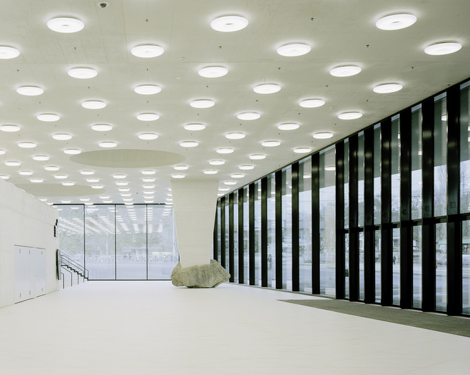 Das Foyer der  Jakobshalle wurde im Rahmen der Sanierung mit übergroßen, 6,50 m langen 3-fach-Isoliergläsern von Thiele Glas ausgestattet, inklusive Sonnenschutzgläsern von Saint-Gobain. - © Foto: Barbara Bühler, Basel
