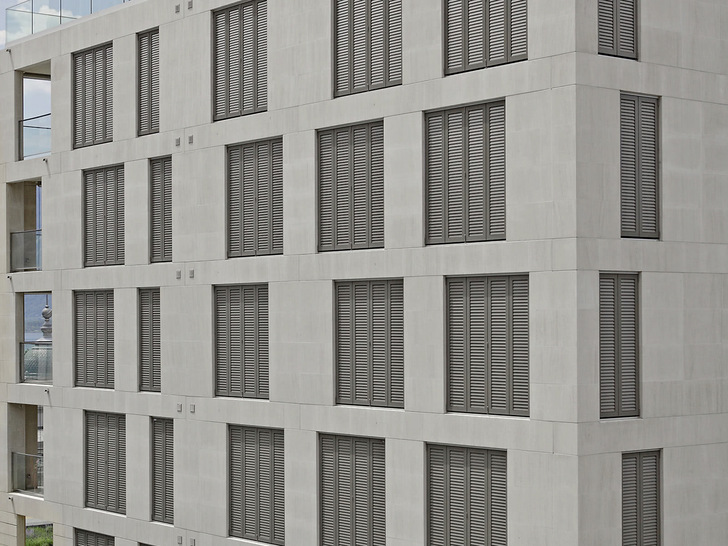 Kaum ein Sonnenschutz-Produkt eignet sich so gut wie die Falt- und Schiebeläden. Mit ihren möglichen Oberflächenstrukturen in der Materialauswahl, den möglichen Farbakzenten und den realisierbaren Baugrößen.