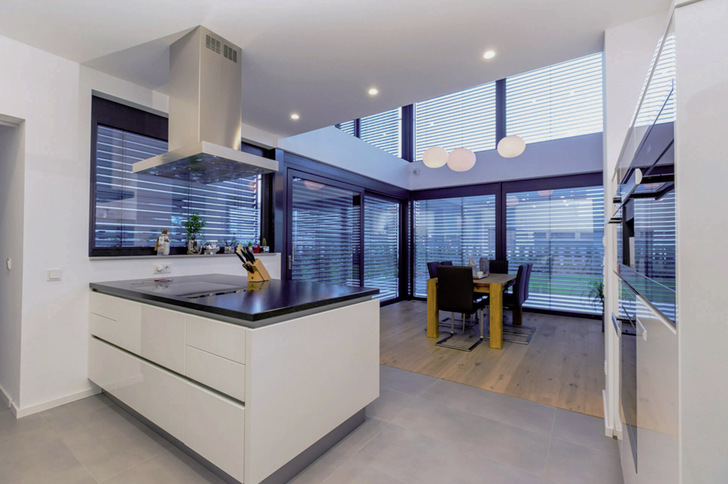 Kein Mensch kann den Sonnenschutz an diesen Fensterflächen besser und effektiver Steuern wie ein Smarthome System.