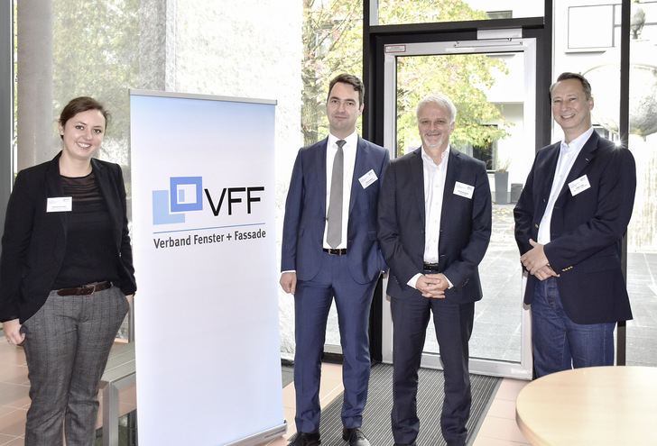 ﻿Sorgten für eine reibungslose und interessante Fachtagung: Christin Krauße vom VFF, Oliver Rakau | Oxford Economics GmbH, Dr. Christian Kaiser | Heinze GmbH und Holger Lipp | Weru GmbH - © Foto: Daniel Mund / GLASWELT
