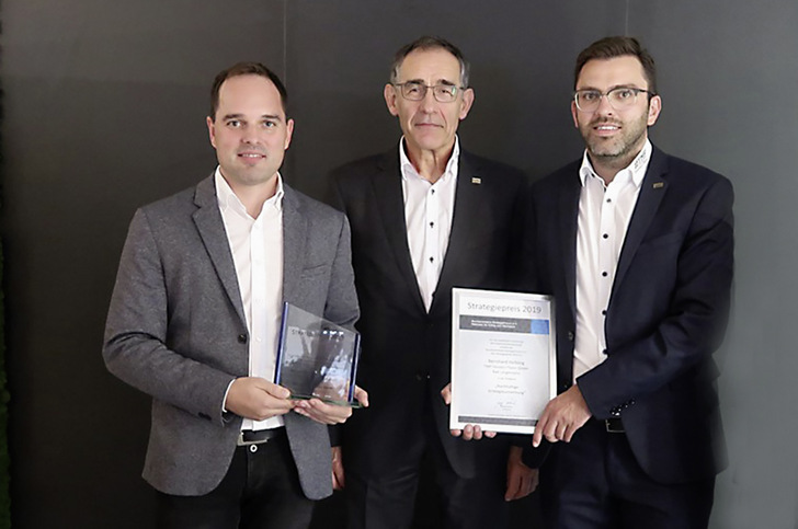 Tobias Kern, Bernhard Helbing und André Leffler (v. l.) freuen sich über die Auszeichnung. - © Foto: TMP
