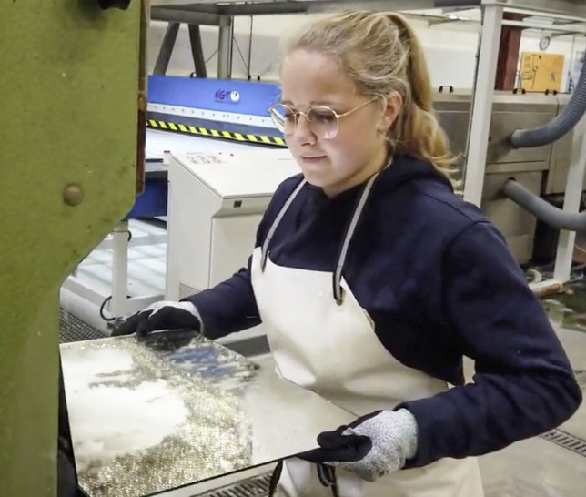 Diese Schülerin hat bei Teutemacher Glas eine spannende Projektarbeit mit Spiegel gemacht. 