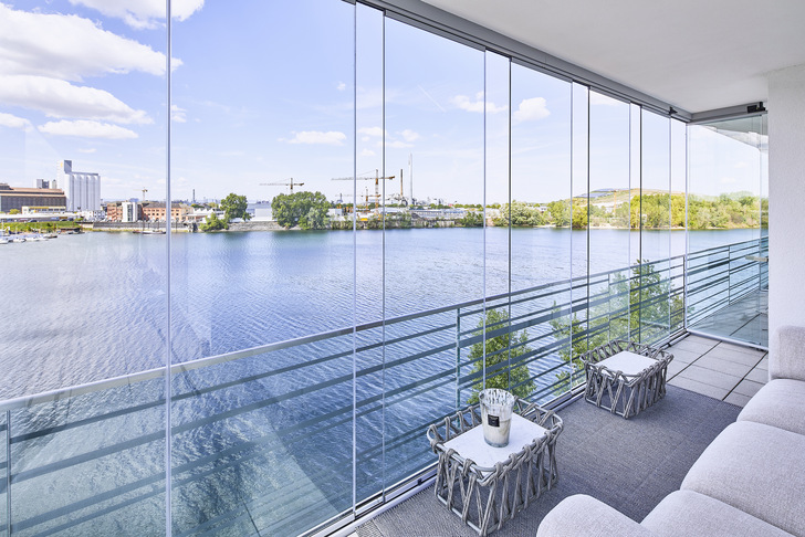 Alle Balkone sind als offener Wintergarten ausgelegt, was eine nahezu ganzjährige Nutzung ohne Lärmbelästigung ermöglicht.