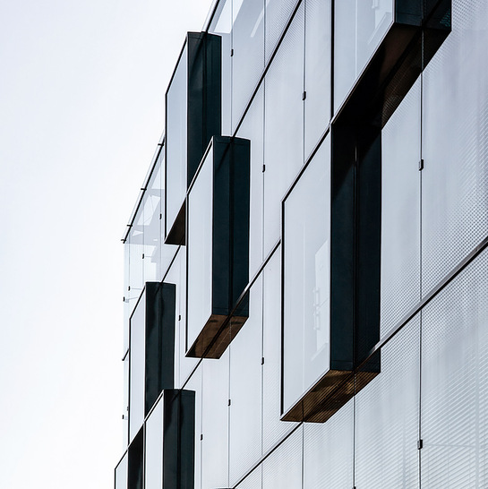 Die Fassade bei Liebherr ist aus kubischen Glaselementen zusammensetzt, die teils vorspringen. Dies führt zu einem außergewöhnlichen Erscheinungsbild. - © Foto: Liebherr
