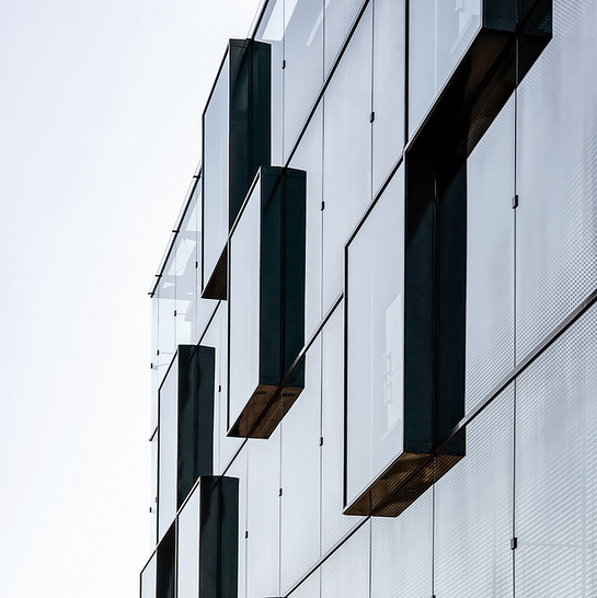 Die Fassade bei Liebherr ist aus kubischen Glaselementen zusammensetzt, die teils vorspringen. Dies führt zu einem außergewöhnlichen Erscheinungsbild.
