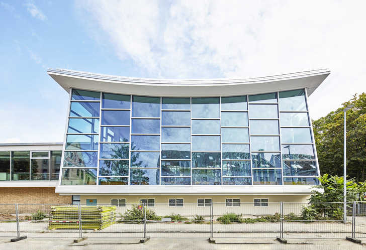 Bei der Sanierung des Hallenbads in Stuttgart Feuerbach wurde auch die Pfosten-Riegel-Fassade der Schwimmhalle erneuert. Hier stellte die Restaurierung der des Künstlers HAP Grieshaber gestalteten Isoliergläser eine besondere Herausforderung dar. - © Foto: Fotograf Dietmar Strauss
