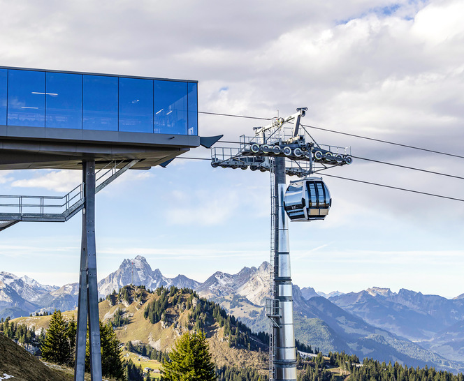 Für die Gebäude der Seilbahn wurden insgesamt rund 800 m² VSG (aus 2  ×  ESG) von Glas Marte verbaut. - © Foto: Glas Marte
