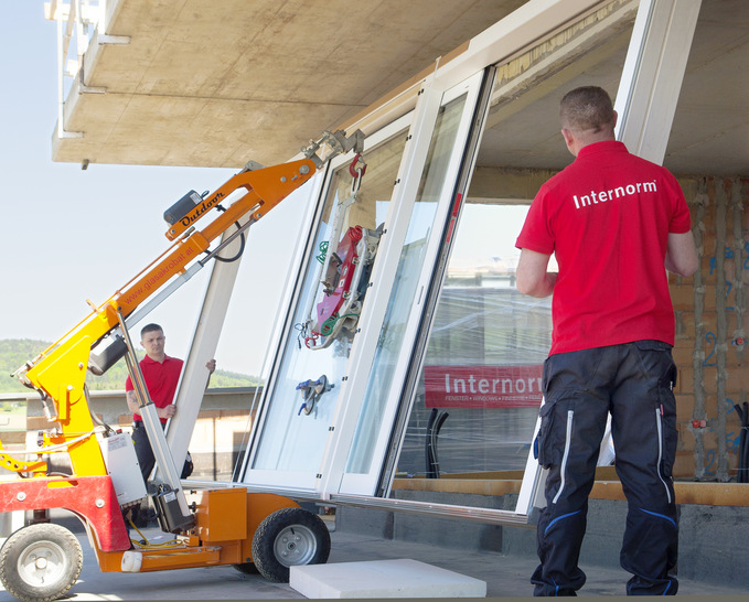 Durch die Fortschritte in der XL-Logistik bieten Internorm-Vertriebspartner Dienstleistungskompetenz auf höchstem Niveau und erhebliche Erleichterungen bei der Montage. - © Foto: Internorm
