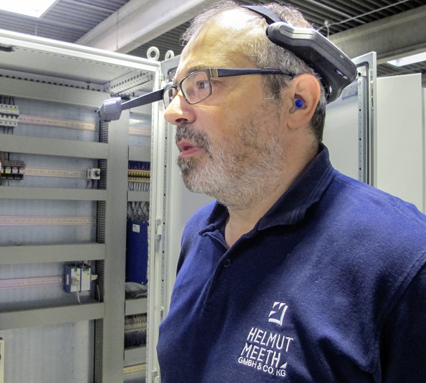 Ralf Dietz, Bereichsleiter Produktion bei der Helmut Meeth GmbH & Co. KG, auf Fehlersuche mit der Datenbrille.