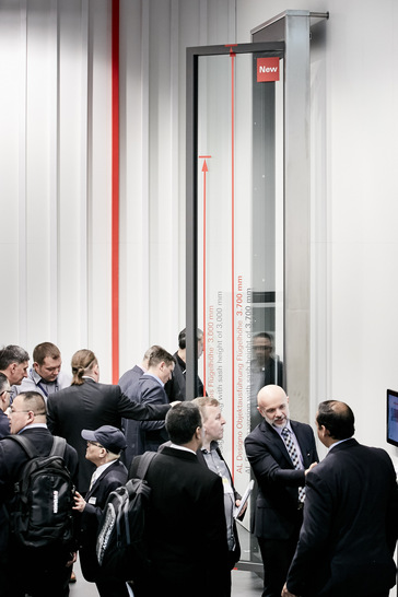 Das neue „Roto AL“-Bandseitenset für große Aluminiumfenster geht im Januar 2020 in das Standardprogramm der Roto Aluvision ein. Eine Sonderfreigabe für den Einsatz von „Roto AL“ wird dann für Flügelhöhen bis 3.000 mm nicht mehr benötigt. Lieferbar ist das neue Bandseitenset in jeder gewünschten Farbe.