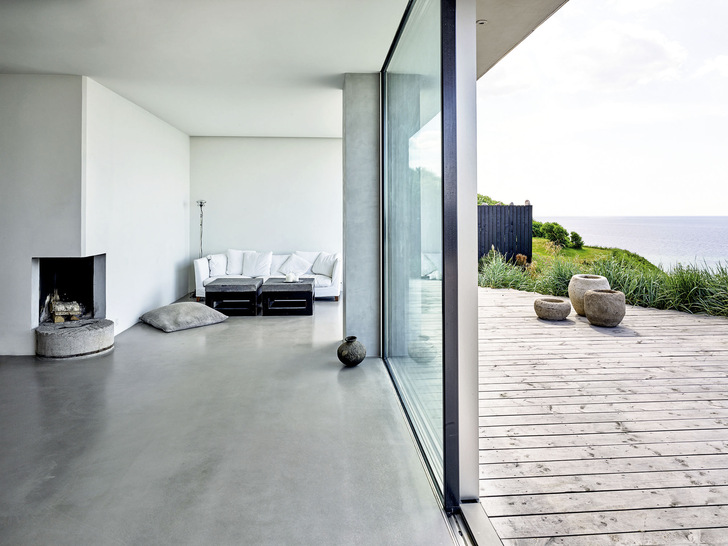 Das verdecktliegende, profilintegrierte Antriebs- und Verriegelungssystem des Schiebesystems ASS 77 PD.SI erleichtert das Öffnen des großflächigen Schiebeelements.