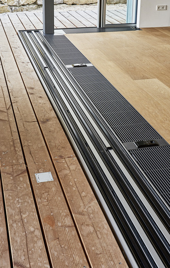 Der Eingang von außen nach innen ist dank flacher Bodenschiene barrierefrei. - © Foto: Solarlux GmbH
 Der Eingang von außen nach innen ist dank flacher Bodenschiene barrierefrei.