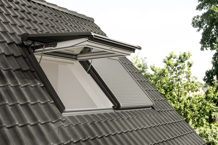 Auf der DACH+HOLZ zeigt Velux sein elektrisch betriebenes Klapp-Schwing-Fenster Integra und informiert darüber, wie es im Zusammenspiel mit Rollladen und Smarthome-System Velux Active automatisch für ein angenehmes Raumklima sorgen kann. - © Foto: Velux Deutschland GmbH
 Auf der DACH+HOLZ zeigt Velux sein elektrisch betriebenes Klapp-Schwing-Fenster Integra und informiert darüber, wie es im Zusammenspiel mit Rollladen und Smarthome-System Velux Active automatisch für ein angenehmes Raumklima sorgen kann.