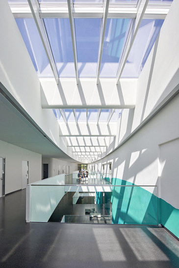 Das ellipsenförmige Atrium-Sattel-Lichtband nimmt die Form des Laborgebäudes auf und wird zum architektonischen Blickfang im gesamten Gebäude.