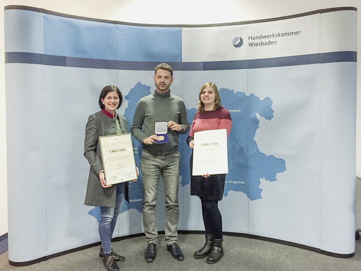 Bei der Preisverleihung: Fachlehrerin Andrea Hebgen, StD Burkhard Meuser, Preisträgerin Katharina Baum. - © Foto: Glasfachschule Hadamar
