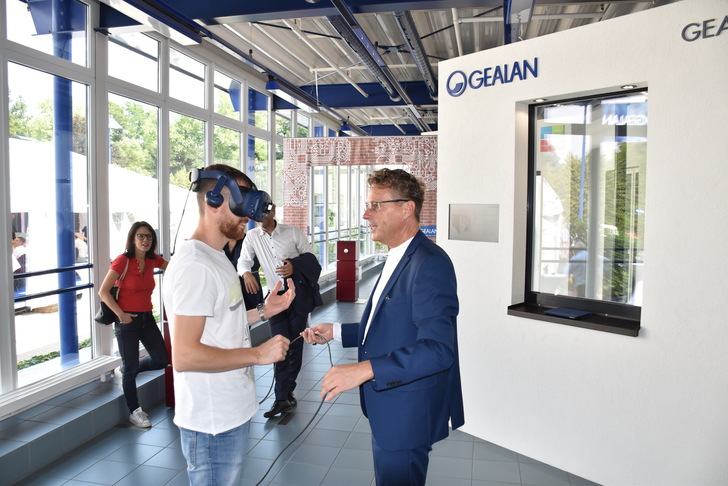 In einer virtuellen Wohnumgebung können Verkäufer deren Kunden mit VR-Brille Fenster und Türen dreidimensional betrachten lassen, deren Farben wechseln und diese per Bewegung öffnen und sogar durchschreiten.