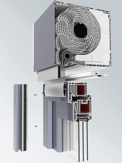 Schnelle und sichere Montage für Aufsatzkästen auch bei Kunststoff-Alu-Fenstern: Ein neuer Adapter (Bildmitte) überbrückt den Versatz der Alu-Außenschale. Optisch passende Führungsschienen komplettieren das Element. - © EXTE GmbH
 Schnelle und sichere Montage für Aufsatzkästen auch bei Kunststoff-Alu-Fenstern: Ein neuer Adapter (Bildmitte) überbrückt den Versatz der Alu-Außenschale. Optisch passende Führungsschienen komplettieren das Element.