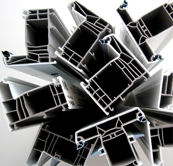 Die nachhaltigen REHAU Fensterprofile sparen in der Produktion im Vergleich zu herkömmlichen Profilen große Mengen an CO2 ein, da bei der Herstellung von Rezyklat etwa 90% weniger Emissionen freigesetzt werden.