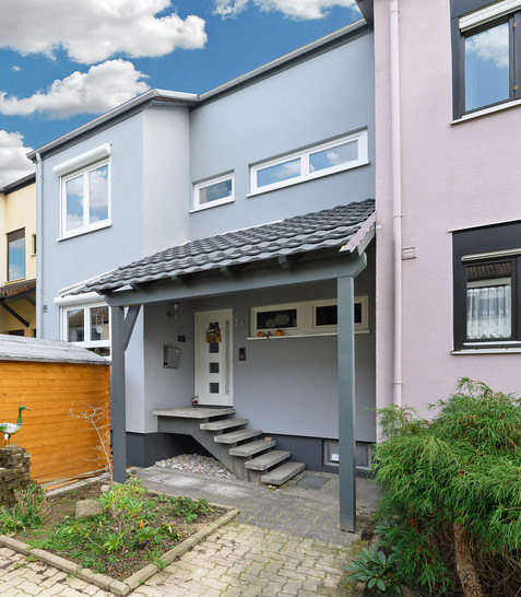 Das modernisierte Gebäude in hellblauer Farbgebung.