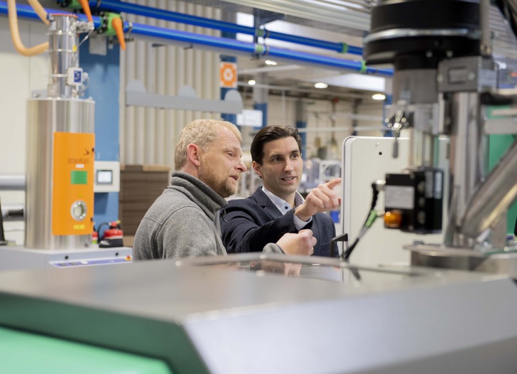 Florian Eisermann (r.), Werkleitung Titan/Alu bei Siegenia, verspricht sich vom Insourcing der Herstellungsprozesse eine erneute Qualitätsverbesserung von Produkten und Lieferperformance.