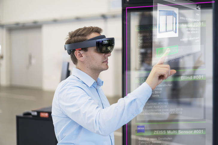 Die Besucher können im iconic skin.lab testen, wie und was Service-Techniker durch eine virtuelle Brille auf einer digitalisierten Glasfassade sehen.