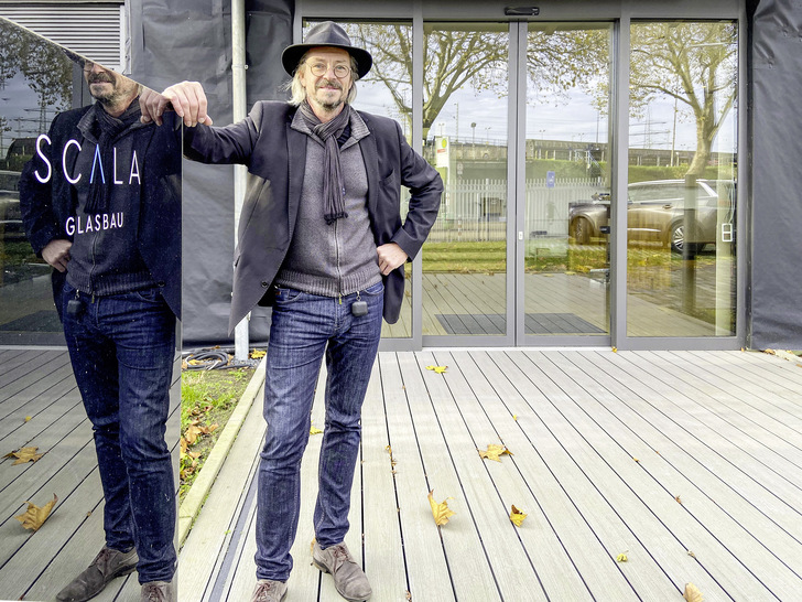 Ralph Icks, Geschäftsführer von Scala Glasbau in Düsseldorf, hat aktuell vier Elektro-Fahrzeuge in seinem Betrieb. - © Foto: Matthias Rehberger / GLASWELT
