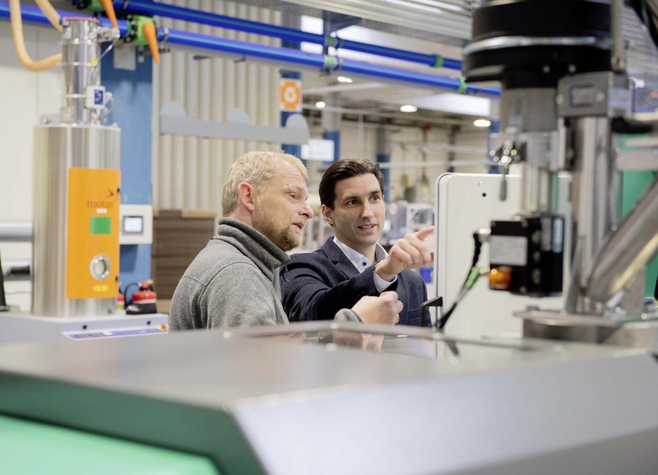 Florian Eisermann (r.), Werkleitung Titan/Alu bei Siegenia, verspricht sich vom Insourcing der Herstellungsprozesse eine erneute Qualitätsverbesserung von Produkten und Lieferperformance.